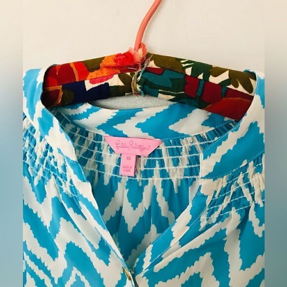 Lilly Pulitzer | blue and white 100% silk peasant top with gold logo buttons XS - Picture 7 of 7